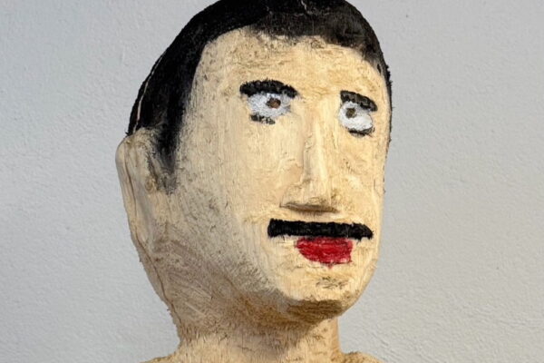 Helsinkiläis­toimisto osti persoonallisen näköisen Freddie Mercury -patsaan, joka villitsi somessakin